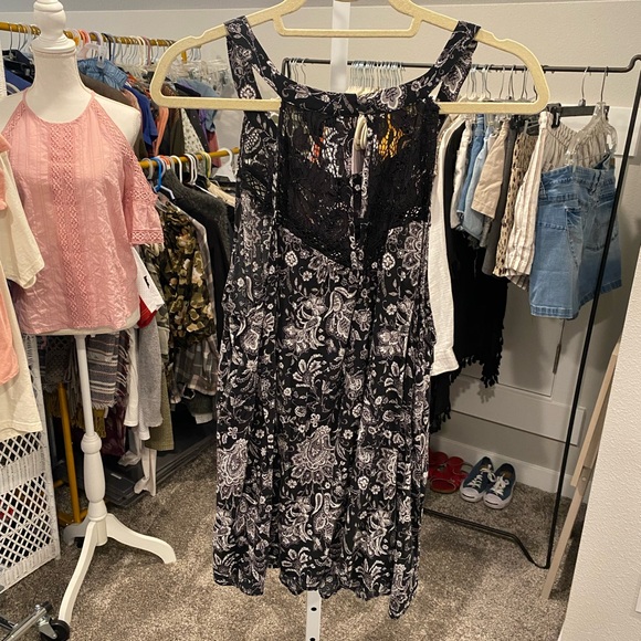 Torrid Halter Style Floral Paisley Crochet Lace Top - Picture 3 of 7